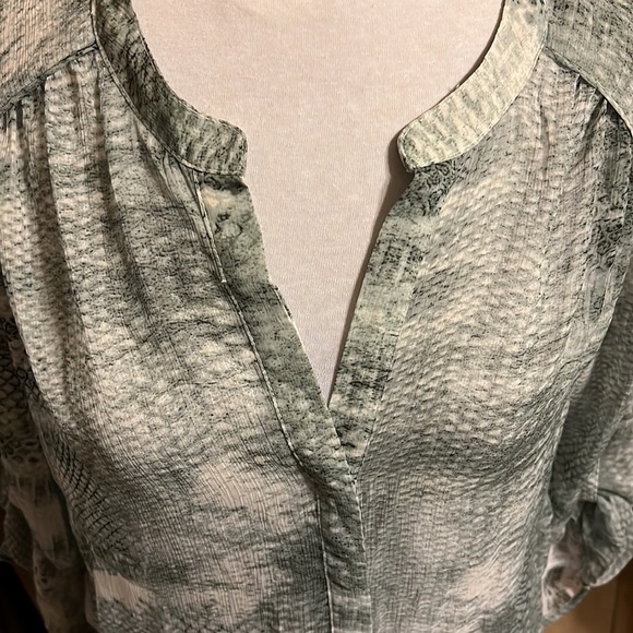 Jennifer Lopez snake print blouse - Picture 5 of 6